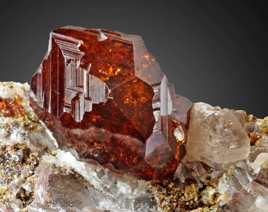 Doğal garnet mineral kristali