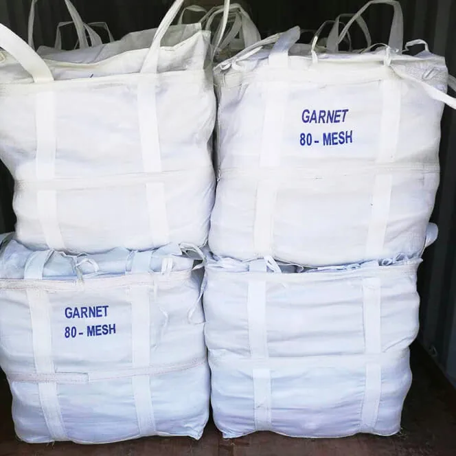 Garnet kumu büyük çuvallarda